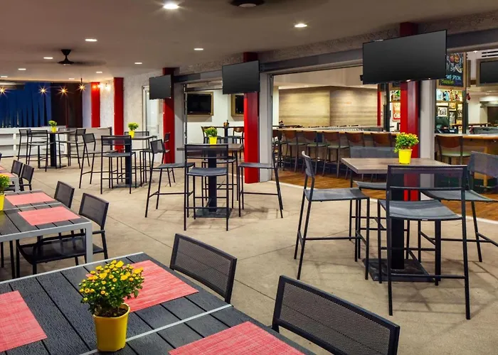 Holiday Inn And Suites Phoenix Airport North By Ihg