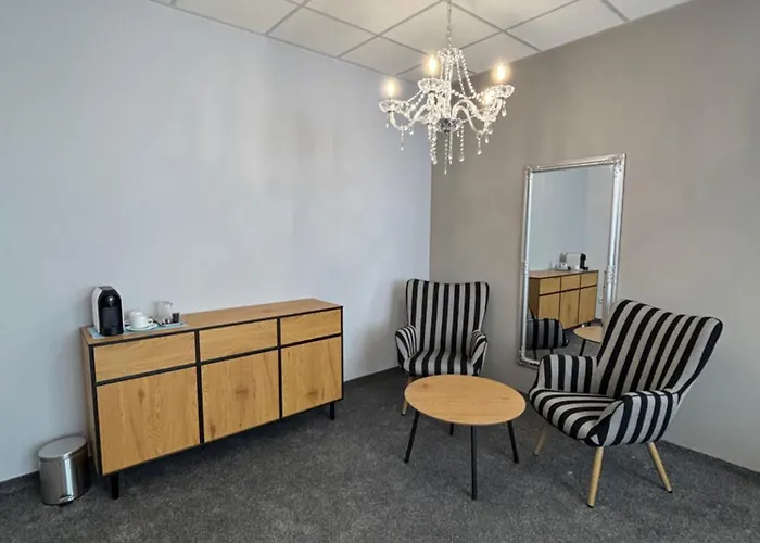 City Hotel B&B, Reception 24 7, 800M Od-From R1, Free Parking