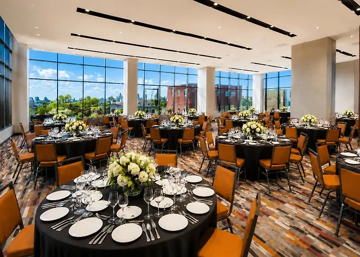 Holiday Inn Hotel & Suites - Montreal Centre-Ville Ouest By Ihg