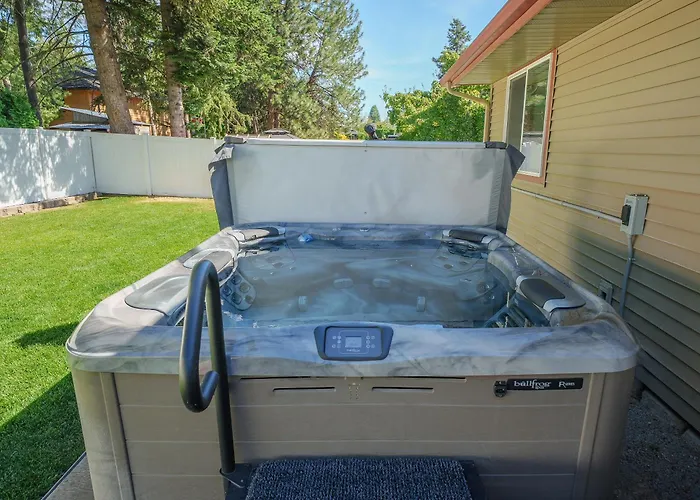 Updated Spacious Home & Hot Tub