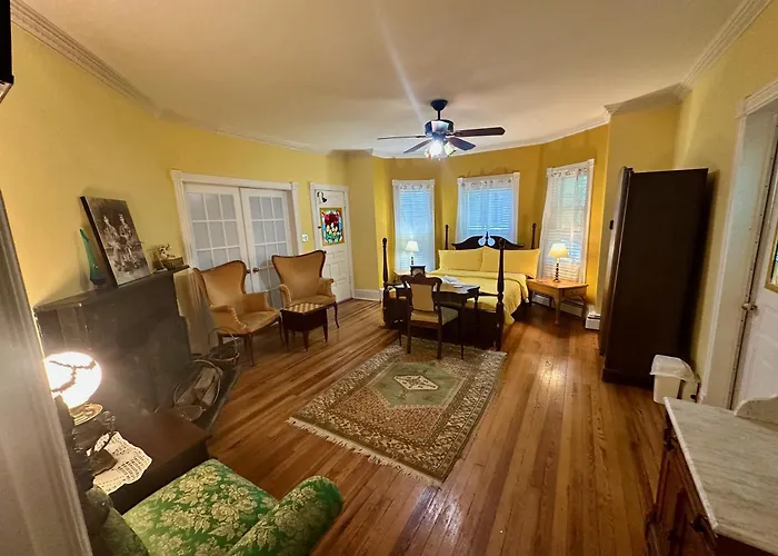 Inn On Fox Meadow - Spacious Victorian Inn