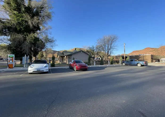 Pet-Friendly Near Zion & Hot Tub In Downtown Kanab