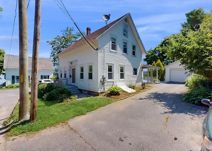 Charming Cape-Style House With Panoramic River Views And Modern Amenities
