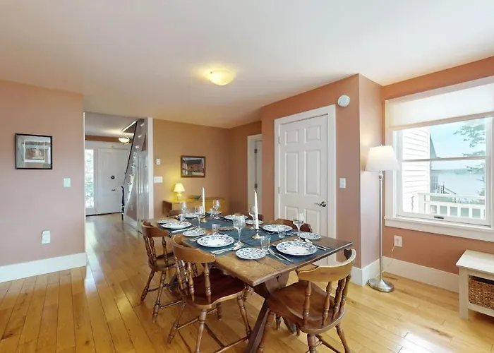 Charming Cape-Style House With Panoramic River Views And Modern Amenities
