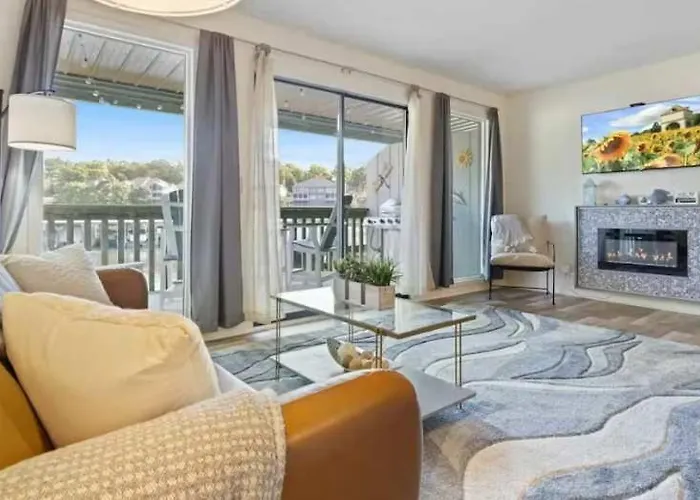 The Luxe Lakefront