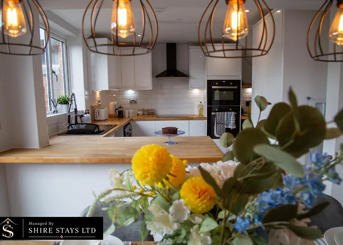 Modern 3 Bedroom Property With Free Driveway Parking By Shire Stays