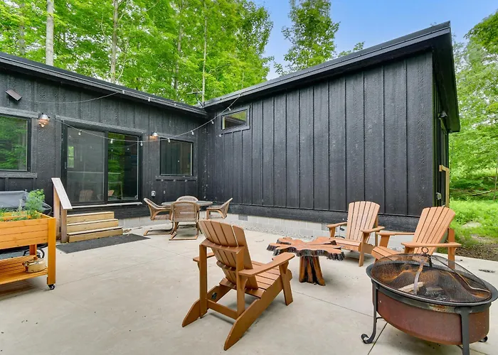 Explore Lakes & Beaches! Creekside Glen Arbor Home