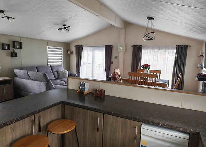 Manor Park Dog Friendly 2 Bed, 6 Berth Lodge With Decking 600 Yard'S From The Beach In Hunstanton