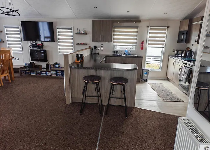 Manor Park Dog Friendly 2 Bed, 6 Berth Lodge With Decking 600 Yard'S From The Beach In Hunstanton
