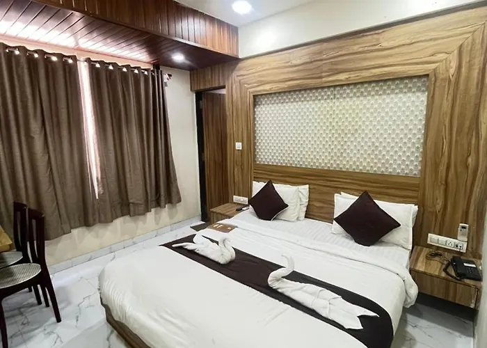 Hotel Bansuri 966O9O1Oo6 Just 75Mtr From Shreenathji Temple I 2 Min Walking Distance By Sk