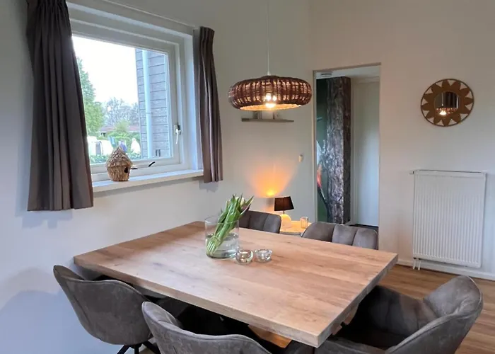 Huis Mosk heeft grote tuin op het zuiden en nabij meer