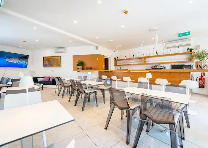 Avis Hotel