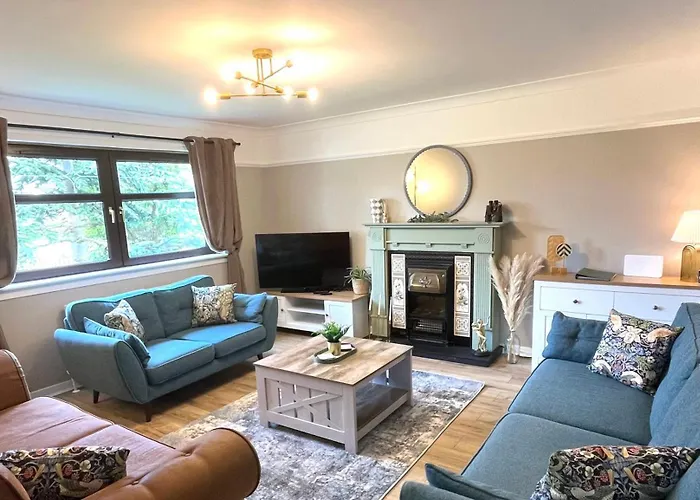 Spacious 4-Bedroom Home - Garden & Parking - Dunoon
