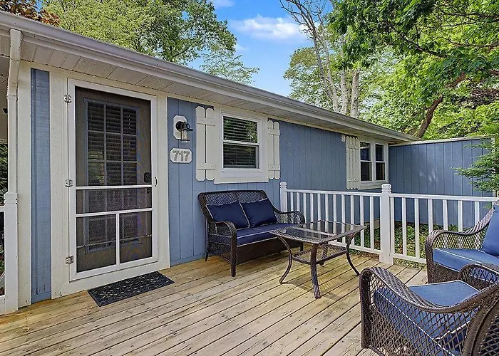 Maple Ridge Blue Cottage-Hot Tub