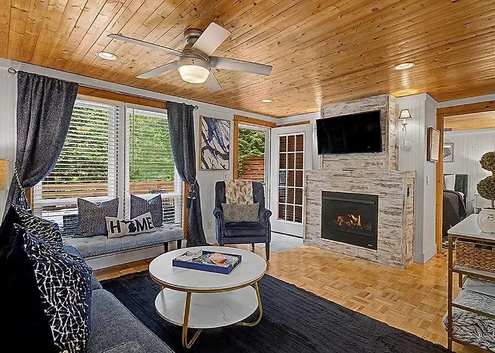 Maple Ridge Blue Cottage-Hot Tub