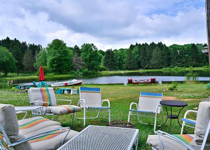Private 5-Acre Lake: Pet-Friendly Grove City Home