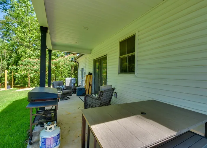 1 Mi To Lake Hartwell: Updated Retreat W/ Patio!