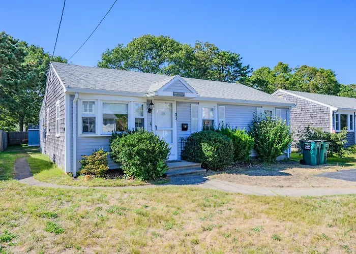 Sunny Cape Cod Cottage Near Lewis Bay