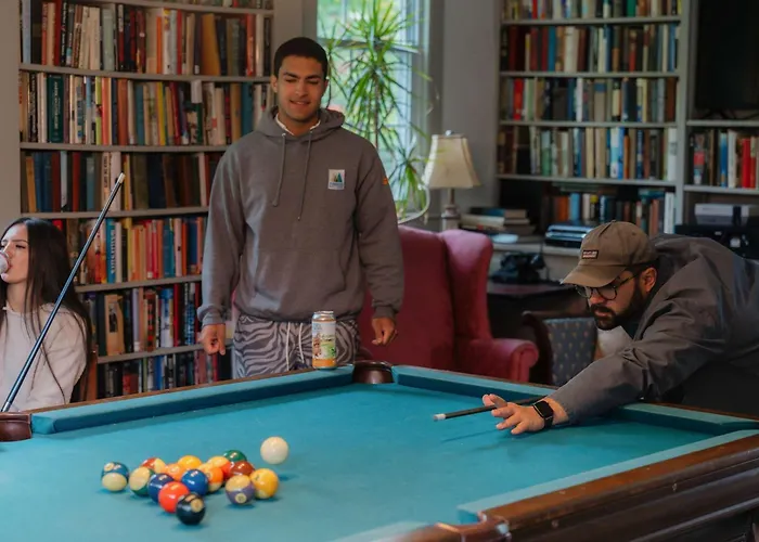 Historic 98 Fire Pit Game Room & Dog Friendly