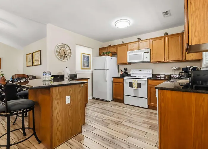 Lakeside Getaway - Next To Beaver Lake