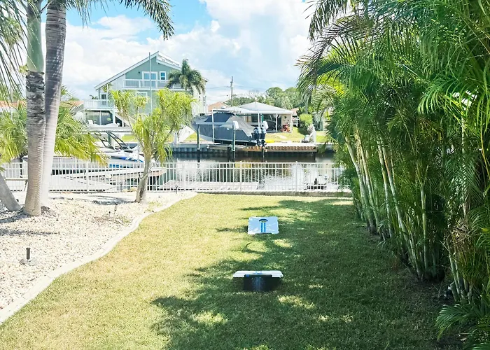 Waterfront Getaway With Pool, Dock & Kayaks