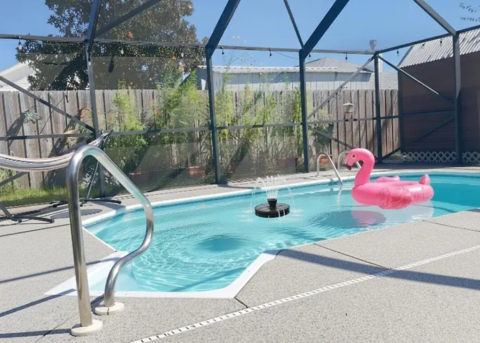 Family Milton Home With Private Pool