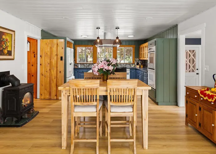 5 Bedroom 4 Ba Shangri-La Redwood Lodge Retreat With Pool - Event Friendly Space