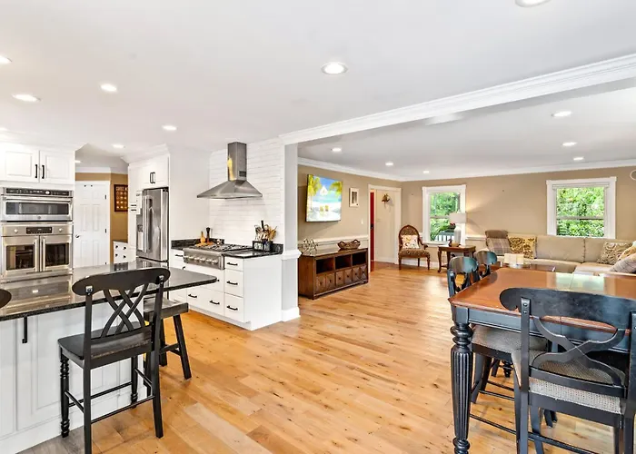 7585 - Roanoke Island Retreat