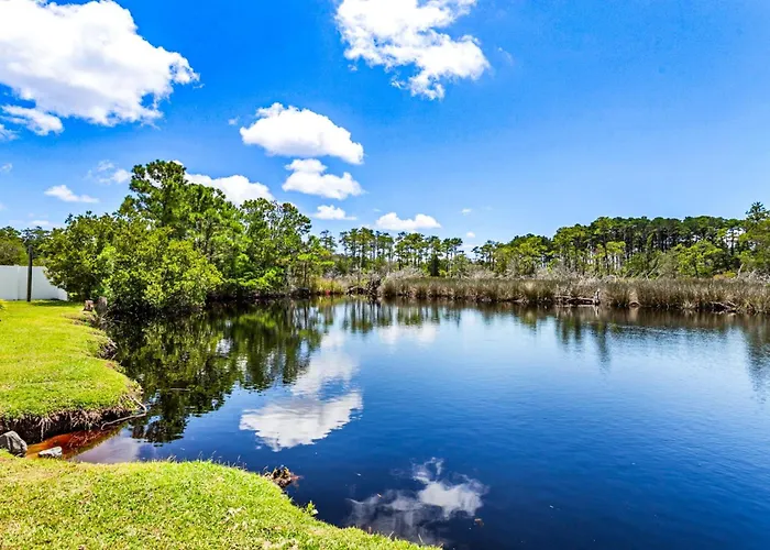 7585 - Roanoke Island Retreat