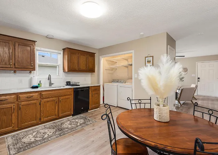 Charming Belmont Bungalow - 5 Min Walk To Downtown