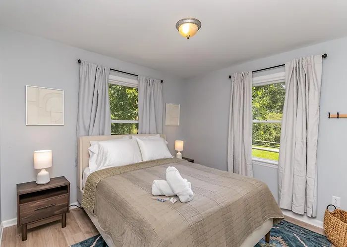 Relaxing Belmont Escape, 4Br, Pet Friendly