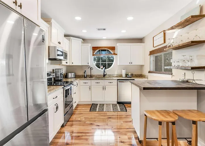Newly Renovated Bright & Chic Home With Private Deck Grill & Near The Beach