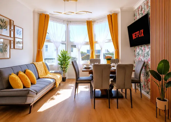 Stylish 3 Bedroom Sea View Apartment -Free Parking- Sleeps 9