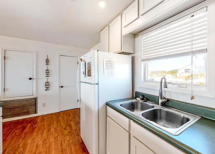 Delightful Dog-Friendly Beach House W A Furnished Deck Free Wifi Central Ac