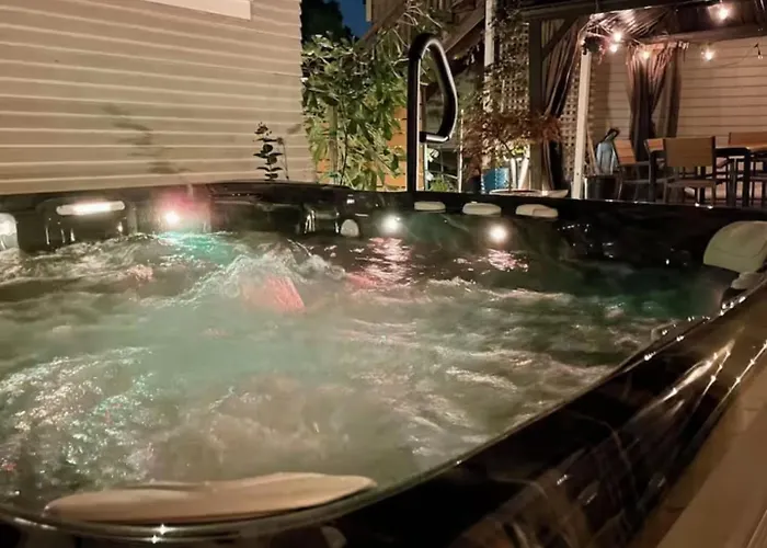 Garden Suite- Private Deck, Hot Tub & Fast Wifi