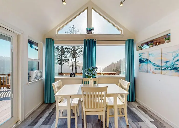 Gorgeous Dog-Friendly Coastal Escape With Patio & Amazing Views!