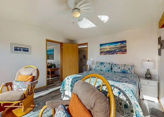 Gorgeous Dog-Friendly Coastal Escape With Patio & Amazing Views!