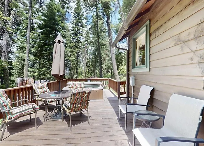 Vintage Cottage With Private Hot Tub Fireplace & Deck - Walk To The Lake Dogs Ok