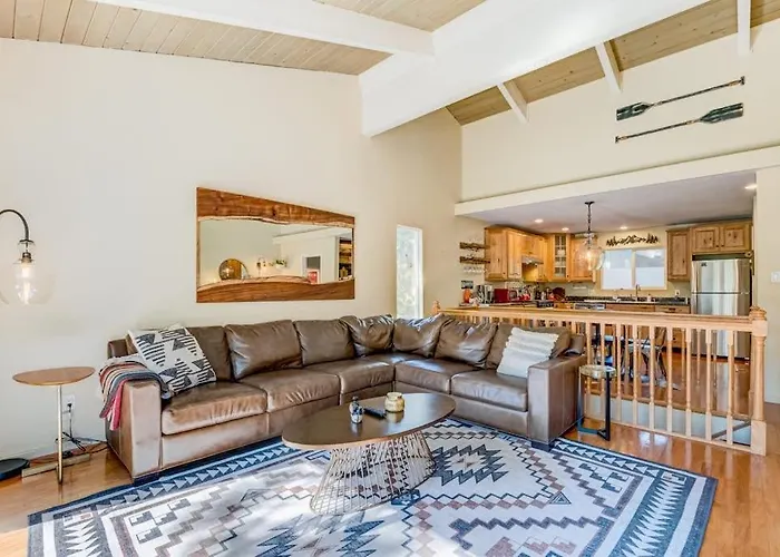 Two-Story Mountain-View Condo With Balcony Fireplace & Pool - Dog-Friendly