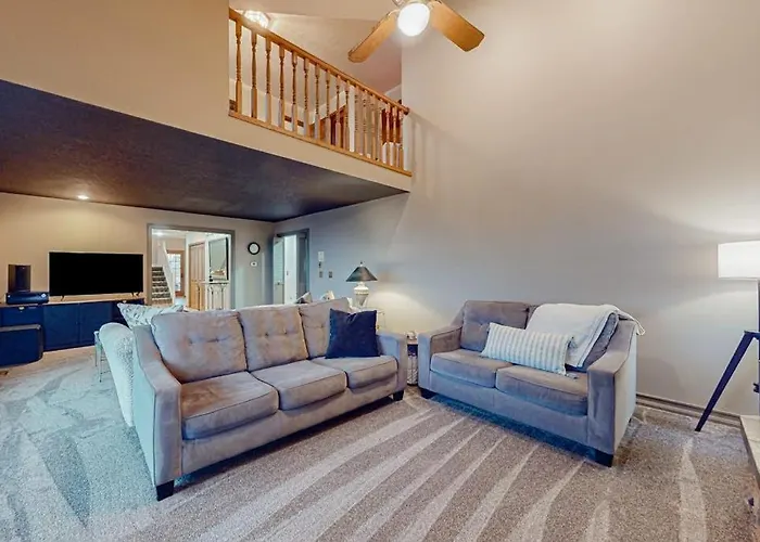 Dog-Friendly Hilltop Estate With Fireplace & Incredible Columbia River View