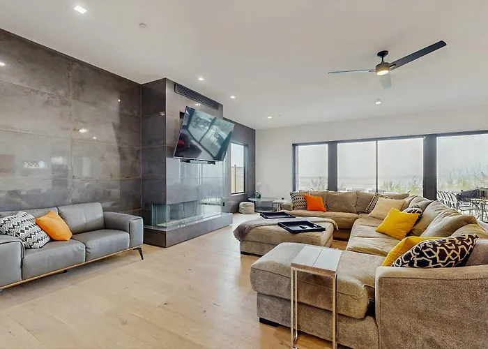 Impressive Home With Water View 2 Large Decks 2 Living Rooms & 2 Master Ensuites - 1 Dog Allowed!