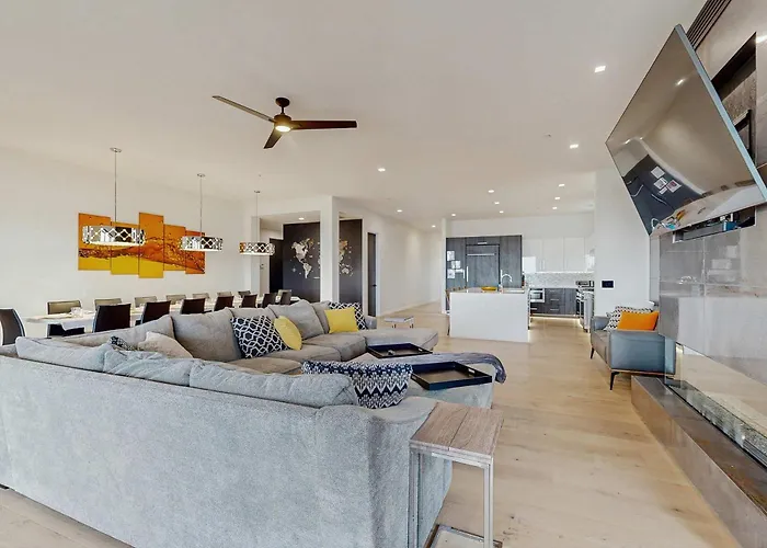 Impressive Home With Water View 2 Large Decks 2 Living Rooms & 2 Master Ensuites - 1 Dog Allowed!