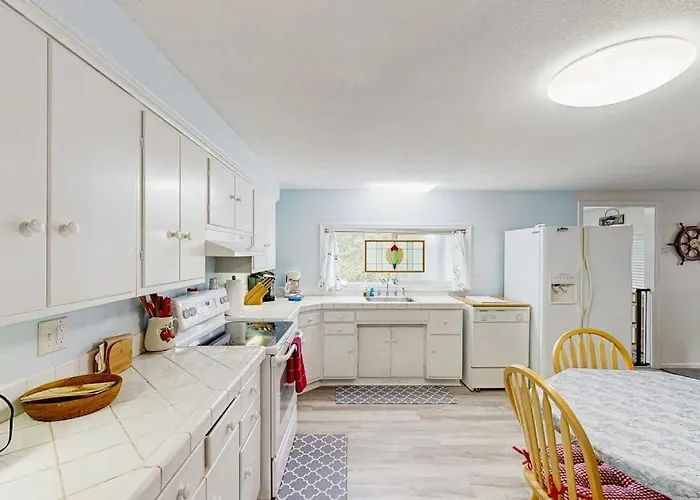 Spacious & Comfortable Home Close To The Habor Sand Dunes Beaches & Parks