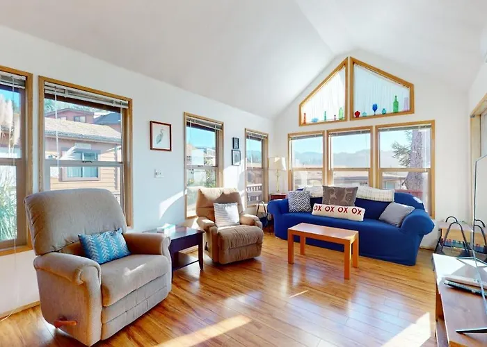 Dog-Friendly Cabin Withprivate Hot Tub Large Deck & Beautiful Ocean Mountain View