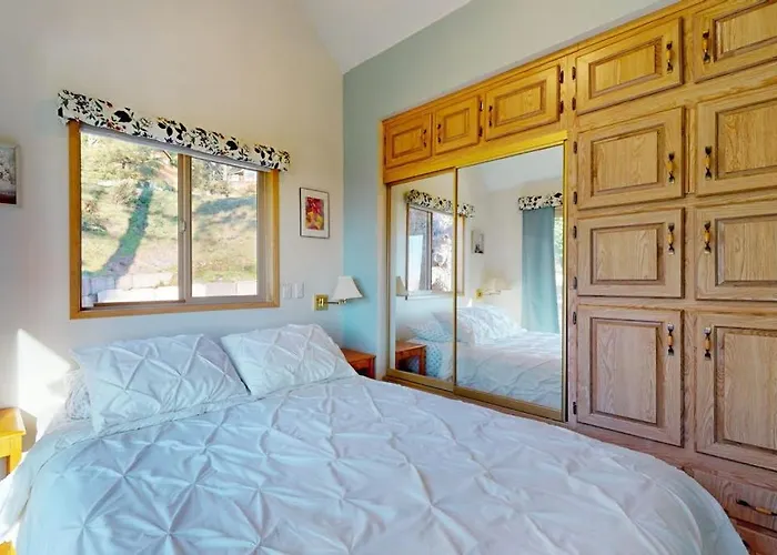 Dog-Friendly Cabin Withprivate Hot Tub Large Deck & Beautiful Ocean Mountain View