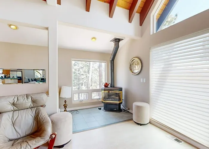 Lake View Escape With Private Scenic Deck Heated Driveway