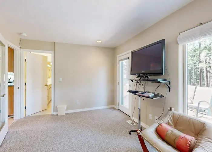 Lake View Escape With Private Scenic Deck Heated Driveway