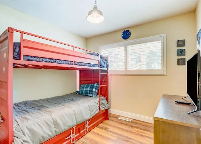 Two-Story Mountain-View Condo With Balcony Fireplace & Pool - Dog-Friendly