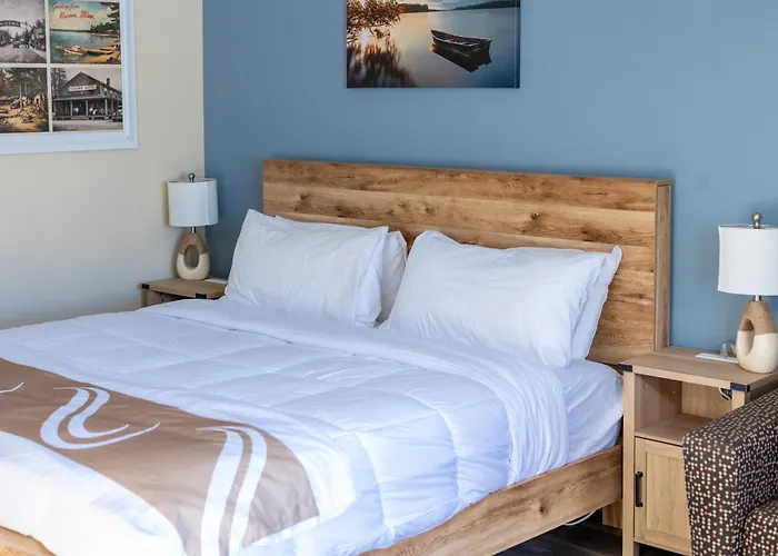 King Bed, Jacuzzi, Private Balcony By Gull Lake