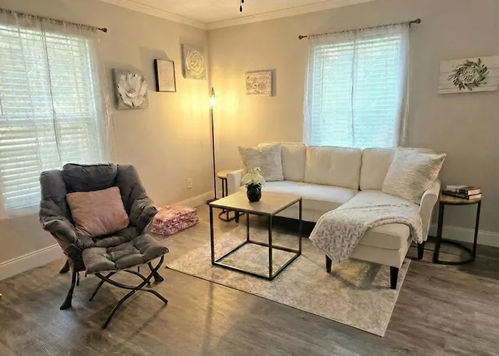 Cute 'N' Cozy, Pet Friendly Cottage!